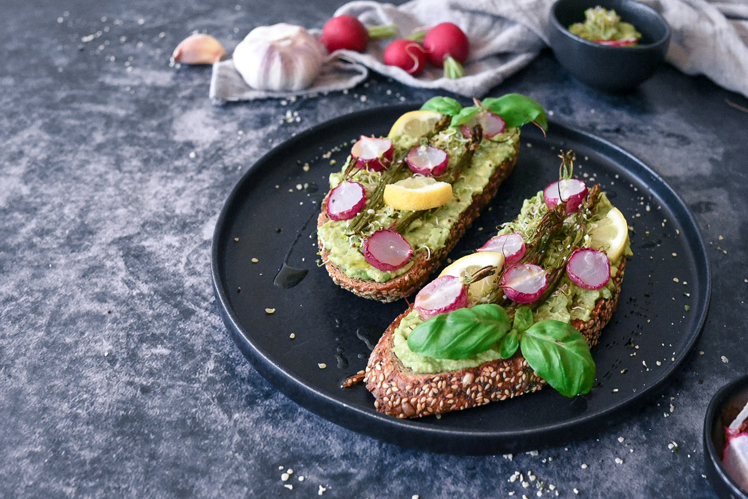 Takšen toast z avokadom in šparglji je kot nalašč za najboljši začetek